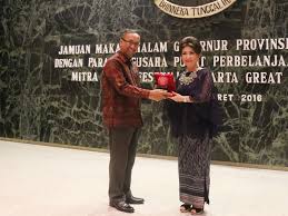 Pemberian Cenderamata Kepada Kepala Dinas Pariwisata Dan Budaya Provinsi Dki Jakarta Budaya Jamuan Makan Makan Malam