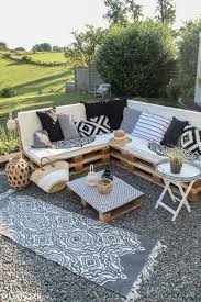Meubles De Jardin En Palettes Canape En L Avec Des Coussins Garden Furniture Design Terrace Furniture Pallet Garden Furniture