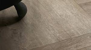 La bellezza di un pavimento in legno beat, serie in gres effetto legno che crea accoglienti spazi industrial e multistile dall'impronta evoke, gres effetto legno dalla forte ma raffinata variabilità grafica e dalle texture morbide. Selection Oak Gres Effetto Rovere Rex Florim Ceramiche S P A