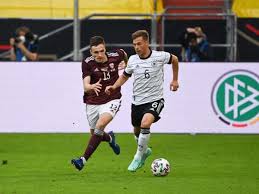 Er verzaubert die bundesliga und speziell die bayern mit vorlagen und toren. Familie Fiebert Im Stadion Mit Vater Von Joshua Kimmich Tippt Auf Einen Sieg Fussball Schwarzwalder Bote