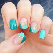 Esta tendencia en uñas se basa en llevarlas de color claro, en un blanco que no es tan brillante ni que caiga en lo opaco . Pin On Unas Decoradas