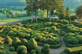 Adosse Aux Collines Boisees Les Jardins Du Chateau De Caudon Surplombent La Vallee De La Dordogne Un Large Panorama Sur Cette Cite Qui Su Parc Et Jardin Jardins Suspendus Et Jardin