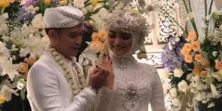 Rezky aditya hapus semua foto pre weddingnya. Sah Ini 5 Potret Pernikahan Citra Kirana Dan Rezky Aditya Di Bandung Merdeka Com