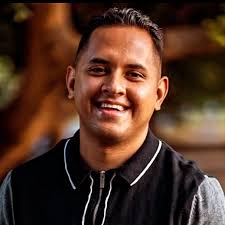 EL 11 DE JULIO DEL AÑO 1990, NACE.. CHARLIE GUZMAN Charlie Johan Guzman  Garcia es uno de los soneros más joven y versátil de Venezuela, donde  lidera la nueva generación de cantantes