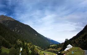 Ständig in bewegung, kraftvoll, gestalterisch und energiespendend, zieht es menschen schon seit urzeiten in seinen bann. Wanderung Wilde Wasser Weg Stubai Schonste Zeit Magazin