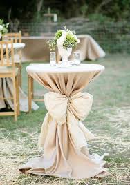 Cocktail Tisch Mit Satiniertem Stoff Garten Dekoration Hochzeit Hochzeit Deko Hof Hochzeit