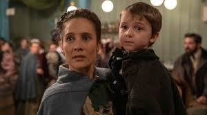 Un incendie dévastateur détruit en quelques minutes le bazar de la charité, l'édifice abritant une manifestation caritative très courue, faisant plus de. Le Bazar De La Charite L Episode 3 Marque La Naissance D Un Monstre Revele Julie De Bona News Series Allocine