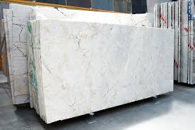 Il gres porcellanato in marmo calacatta di gani è una perfetta alternativa all'originale. Calacatta Gold Marble Blocks Slabs Prices