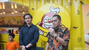 Kaesang juga seringkali mengomentari masukan konsumen baik yang memberikan saran ataupun kritik pada produknya melalui media sosial pribadi miliknya. Kaesang Resmi Buka Gerai Sang Pisang Ke 56 Di Kemang