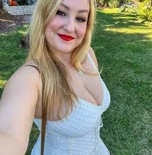 Kay Pena's Instagram, Twitter & Facebook