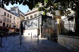 Balade Dans Le 9e De Pigalle A Cadet Un Petit Pois Sur Dix Cliches D Une Vie Parisienne Balades Et Sorties A Paris Et A Balade Sortir A Paris Paris