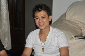 Bà xã vân quang long cũng cho biết, lúc sinh thời, anh long là người yêu vợ, thương con. Van Quang Long 20 NÄƒm Tá»« Ä'á»‰nh Cao Sá»± Nghiá»‡p Ä'áº¿n Ä'iá»ƒm Dá»«ng Ä'ung Luc