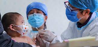 Los niños con reacciones alérgicas sistémicas graves son los únicos que no deben ser cuando se vaya a vacunar a un niño con alergia al látex se tendrá precaución con los guantes. Por Cada Nino Que Se Deja De Vacunar Para No Contagiarse De La Covid 19 Pueden Morir 100 Naciones Unidas Colombia Cinu