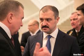 Но 5 из 10 человек из черного списка давно отошли от политики и не занимают должности в белорусской. Syn Lukashenko Oficialno Stal Pervym Vice Prezidentom Nok Kyky Org
