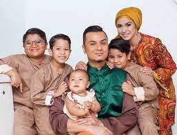 Datin seri rosmah mansur dah ditahan bagi memberi keterangan di ibu pejabat sprm. Sebiji Macam Nenek Rosmah Anak Disamakan Dengan Ibu Ini Respon Azrene