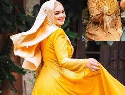 Sebagai pembuka tahun baharu, siti nurhaliza mengambil peluang untuk melancarkan sebuah lagi video muzik iaitu lagu takhta dunia ciptaan komposer terkenal indonesia, ryan kyoto. Gambar Siti Nurhaliza Hamil Anak Kedua Murai My
