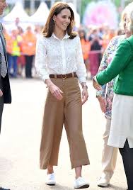 Doch bei ihrem jüngsten auftritt überrascht sie mit einem look, der stark an herzogin meghan erinnert. Herzogin Kate Tragt Den Perfekten Sneaker Look Shoppe Ihn Hier