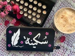 هيدي الهدية بنت اخدتها لكاتبتها المفضلة sukayna chour هي متابعتها من زمان و كانت كتير حابة تلتقي فيها و ب٧ ٧ كان ف painted clothes zip around wallet wallet