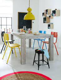 Stühle mit drehbaren sitzschalen aus kunststoff die einen metallfuß haben oder luftige freischwinger sind passende sitzgelegenheiten. Bunter Stuhl Bilder Ideen Couch