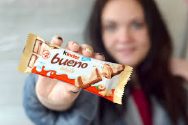 Kinder Bueno beyaz çikolatası, İtalyan çok uluslu şekerleme üreticisi  Ferrero 'nun bir markasıdır. — Stok Editoryel Fotoğraf © Mehaniq #329369490
