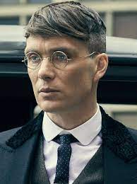 Questo modo di portare i capelli in peaky blinders prende . Cillian Murphy As Thomas Shelby Peaky Blinders Peaky Blinder Haircut Peaky Blinders Hair Tommy Shelby Hair