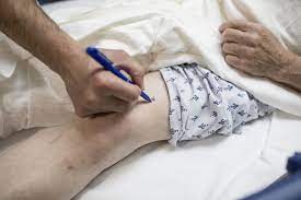 For a knee replacement, the average cost can range from $17,00 to $30,000, whilst a knee cruciate ligament repair can cost between $5,000 and $14,000. What Does Knee Surgery Cost Few Know And That S A Problem Wsj