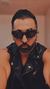 Carico per stasera! 💥 Anche oggi a bordo di Costa Favolosa… pronti a  tornare indietro nei magici anni ’80! , @costacruisesofficial ✨  #CostaFavolosa #Anni80 #rockshow #CruiseVibes #singerlifestyle ...