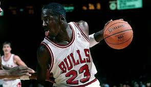 Wir blicken zurück auf die geschichte eines sneakers! Nba Warum Trug Michael Jordan Nach Der Baseball Auszeit Bei Den Chicago Bulls Die Trikotnummer 45