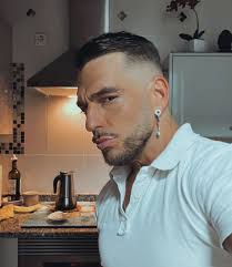 Desnudo mi cuerpo vestida de soledad, de soledad Escupo el silencio que  grita la humanidad, la humanidad