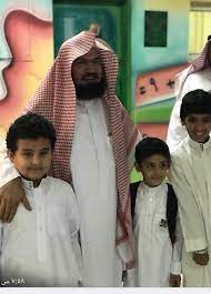 ثنا سعيد، عن قتادة (وَإذْ تَقُولُ لِلَّذِي أنْعَمَ اللَّهُ عَلَيْهِ) وهو زيد أنعم الله عليه بالإسلام (وَأنْعَمْتَ عَلَيْهِ) أعتقه رسول الله صَلَّى الله عَلَيْهِ. Ø§Ù„Ø´ÙŠØ® Ø§Ù„Ø³Ø¯ÙŠØ³ Ù…Ø¹ Ø§Ø¨Ù†Ù‡ ÙÙŠ Ø§Ù„Ù…Ø¯Ø±Ø³Ø© Ø¨Ø§Ù„ÙŠÙˆÙ… Ø§Ù„Ø£ÙˆÙ„