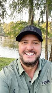 Sometimes i feel like giving up but i remember you all my amazing fans who  always stand by me during my difficult time and i find a reason to keep  pushing again