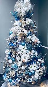 Hermoso árbol de navidad por la noche. Why My Kids Won T Receive Toys This Christmas Decoracion Azul De Navidad Ideas Para Arboles De Navidad Arboles De Navidad Elegantes