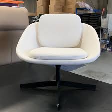 A Beautiful White Squaro With An Elegant Black Rotating Base Fineseat Furniture Furnituredes Black Office Chair Office Chairs Australia Best Office Chair