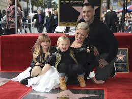 Ehemann carey hart veröffentlichte gleich mehrere fotos seiner tochter und kommentierte. Nach Corona Jahr Pink Spendiert Kleinem Sohn Superhelden Geburtstag Startseite Idowa
