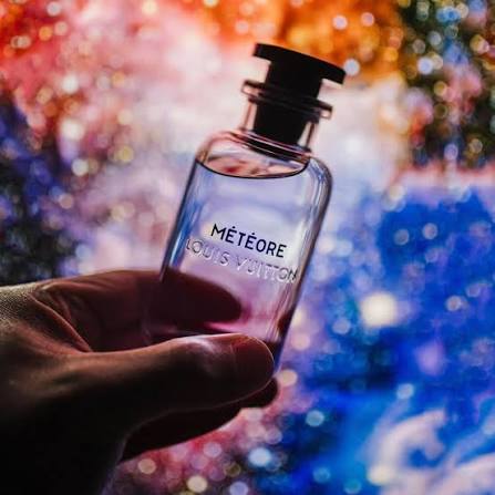 Météore Louis Vuitton - это аромат для мужчин и женщин, он принадлежит к  группе цитрусовые фужерные. Это новое издание: Météore выпущен в 2020 году.  Парфюмер: Jacques Cavallier. -Верхние ноты: Мандарин, Сицилийский апельсин