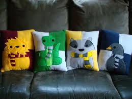 Oreillers De Mascotte De Maison De Magicien With Images Harry Potter Nursery Harry Potter Diy Harry Potter Room