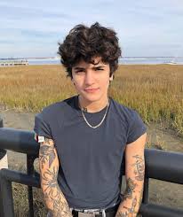 It's similar to how the long buzz looks on straight hair while keeping your gorgeous spirals intact. á´˜ÉªÉ´á´›á´‡Ê€á´‡sá´› á´„ÊŸá´á´œá´…xá´É´á´‡ Androgynous Hair Vasiliki Halastaras Androgynous Fashion