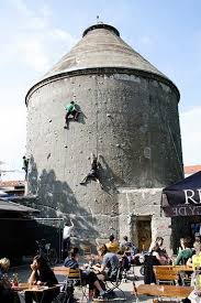 Cassiopeia In Berlin A Cool Outdoor Cafe Beergarten Set In An Old Factory Climbing Wall Bonus Voyage Culturel Visiter Berlin Berlin