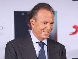 Julio Iglesias, denunciado por dos extrabajadoras por agresión sexual y trata ante la Fiscalía de la Audiencia Nacional | Vanity Fair
