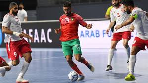 تأهل المنتخب المغربي لكرة القدم داخل القاعة لنهائي بطولة كأس العرب المقامة حاليا بمصر بعد انتصاره اليوم الخميس بالقاهرة في مباراة نصف النهاية الثانية على منتخب البحرين بسداسية نظيفة. Le360 Sport Ø§Ù„ÙÙŠÙØ§ ØªÙØ³Ø¯ ÙØ±Ø­Ø© Ù„Ø§Ø¹Ø¨ÙŠ Ø£Ø³ÙˆØ¯ Ø§Ù„Ù‚Ø§Ø¹Ø© Ø¨Ø§Ù„ØªØ£Ù‡Ù„ Ø¥Ù„Ù‰ Ù†Ù‡Ø§Ø¦ÙŠ ÙƒØ£Ø³ Ø§Ù„Ø¹Ø±Ø¨
