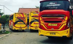 Jarak kedua kota tersebut 271km waktu tempuh sekitar 5jam 30menit menggunakan bus lewat tol. Inilah Jadwal Dan Tarif Bus Solo Jogja Cilacap Po Riyan Catatan Transportasi Umum Indonesia