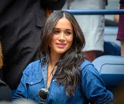 Former duchess of sussex meghan markle snagged a picture outside buckingham palace as a teenager. Meghan Markle On Why Her Twenties Were Brutal And Her Teen Years Were Even Worse