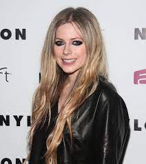 Avril is always showed up wearing lots of makeup and we could never imagine her in a different way. Avril Lavigne Without Makeup Top 10 Trending Pictures