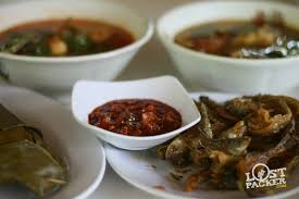 Dan di palembang muncullah makanan khas palembang pindang patin dengan bahan utama pembuatannya berupa ikan dengan rasa gurih segar, dan sangat nikmat disantap ketika hangat. Pindang Patin Meranjat Bu Ucha Palembang Lostpacker