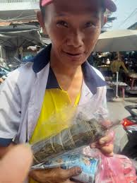 Xã Bình Chánh tổ chức chương trình gói bánh chưng, bánh tét chào mừng Ngày  Giỗ Tổ Hùng Vương và trao tặng người già neo đơn trên địa bàn