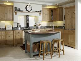 This kitchen is fairly small, but the open plan layout of this home enables the space to still look large despite its limited space. 5 Country House Kitchen Ideas Homify Kitchen Design Open Stools For Kitchen Island Country Style Kitchen