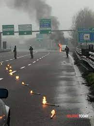 Una colonna di fumo e denso visibile a chilometri di distanza. Incendio Sulla Tangenziale Est Furgone Va A Fuoco Strada Chiusa E Traffico In Tilt Foto