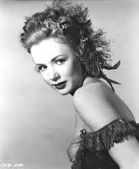 Laurie Piper's Instagram, Twitter & Facebook