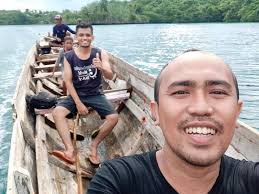 Berenang Bersama Puluhan Penyu di Pantai Meleura Raha