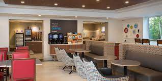 This hotel is the most updated, clean and the staff is very nice. Hotels Near Lowell Ma In Chelmsford With Pools Holiday Inn Express Chelmsford